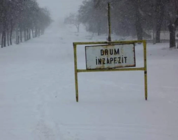 În mai multe localităţi din judeţul Neamţ drumurile sunt blocate, iar oamenii nu pot ajunge la secţiile de votare. FOTO: Mesagerulneamt.ro