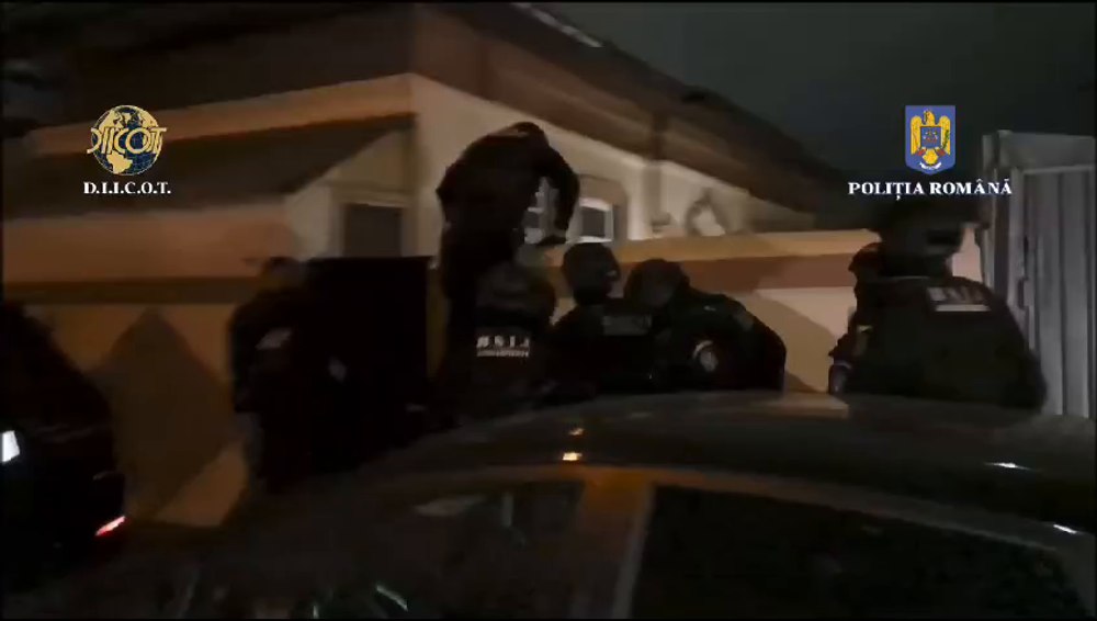 Percheziţii  DIICOT în Bucureşti într-un dosar de trafic de persoane. Doi suspecţi au fost escortaţi la audieri