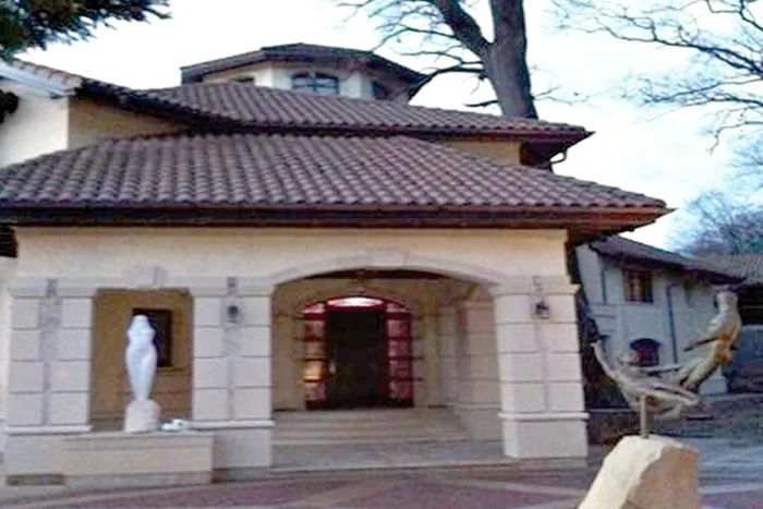 Domeniul soţilor Truică  arată ca-n filme: două  terenuri de sport (fotbal şi  tenis), piscină, heliport,  foişor şi miniparc pentru copii