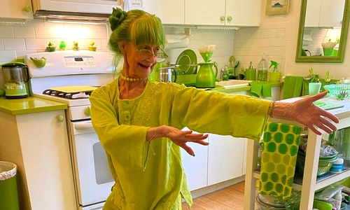 Doamna in verde, cea mai iubita femeie din New York  Sursa foto Instagram greenladyofbrooklyn   2 jpg