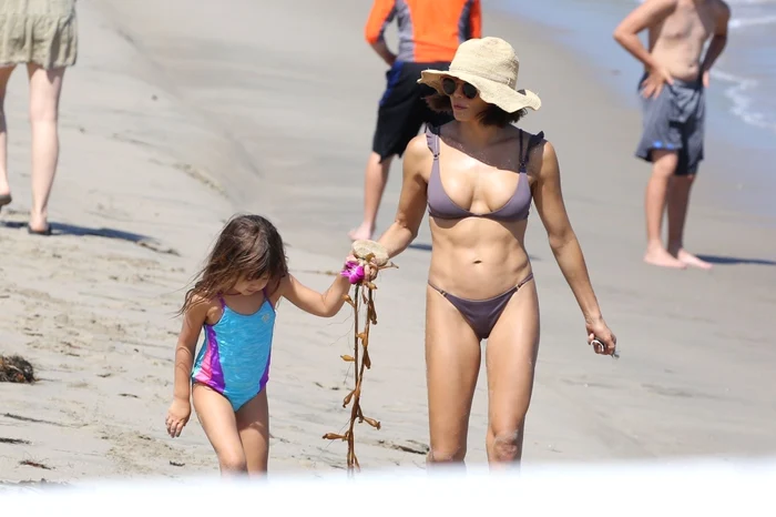 *EXCLUSIVE* Jenna Dewan shows off her abs while enjoying a day at the beach with her daughter **WEB MUST CALL FOR PRICING** jpeg
