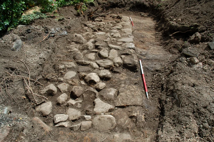 Fundația unui zid al fortăreței descoperite în Bearsden, Scoția (© GUARD Archaeology Ltd)