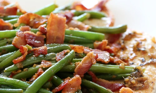 Piept de pui cu bacon si fasole verde jpeg
