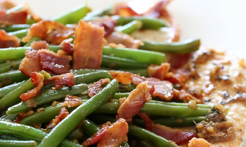 Piept de pui cu bacon si fasole verde jpeg