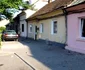 Casa şi maşina unei familii din cartierul Muncitoresc al Reşiţei sparte de un clan de romi