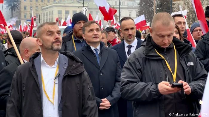 Ministrul polonez al justiției Zbigniew Ziobro (în față stânga) la "Marșul Independenței"