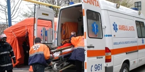 Bărbatul a fost transportat cu ambulanţa la Urgenţe.