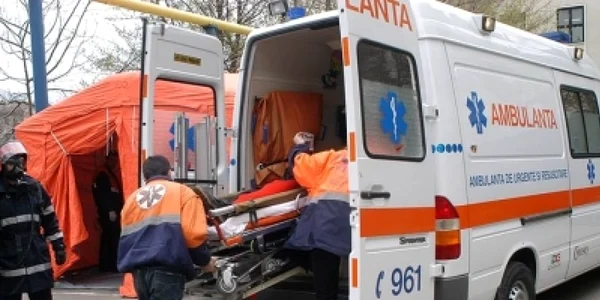 Bărbatul a fost transportat cu ambulanţa la Urgenţe.