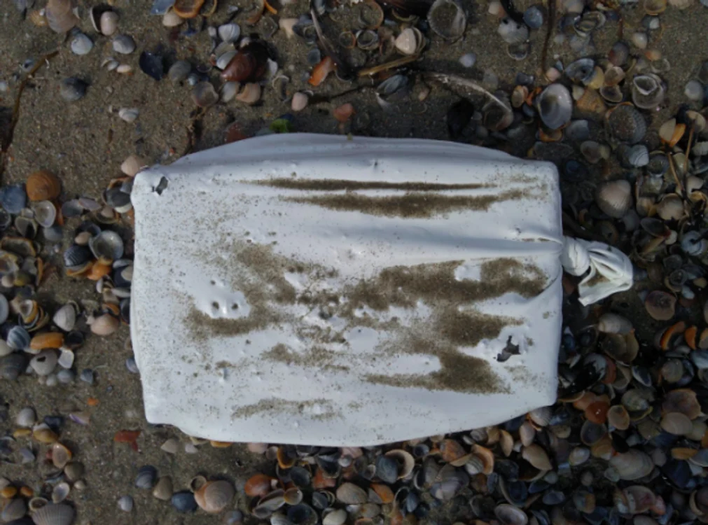 Pachete cu droguri găsite pe litoral plajă aduse de Marea Neagră Sursa IPJ Constanţa
