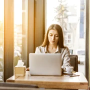 Munca devreme la birou  Foto Freepik com jpg