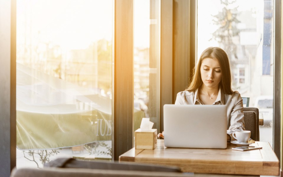 De ce mulți români preferă să înceapă lucrul devreme: avantaje și dezavantaje