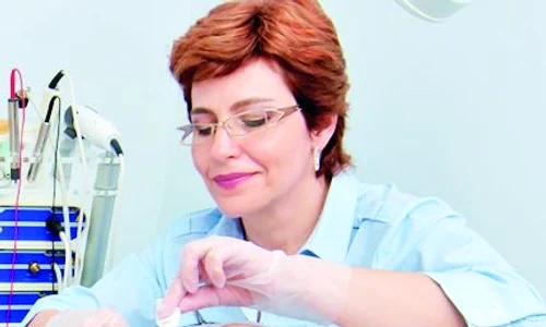 Cosmina face şi tratamente pentru faţă, mai  ales că pierde  multe nopţi jpeg