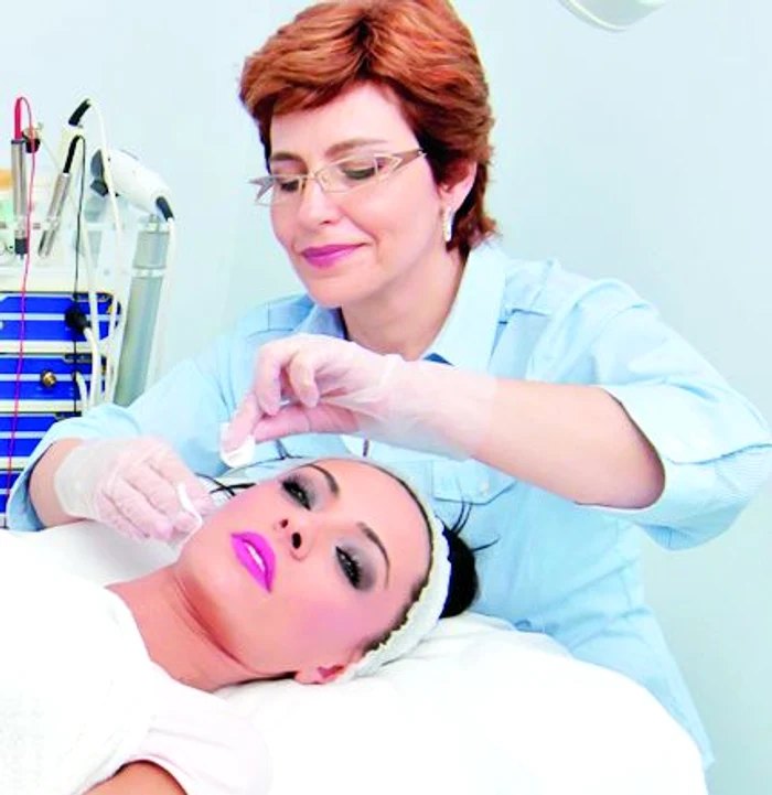 Cosmina face şi tratamente pentru faţă, mai  ales că pierde  multe nopţi