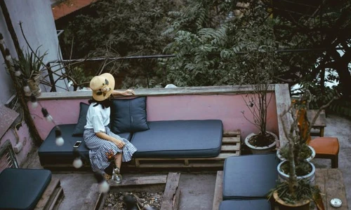 1 femeie pe terasa jpg jpeg