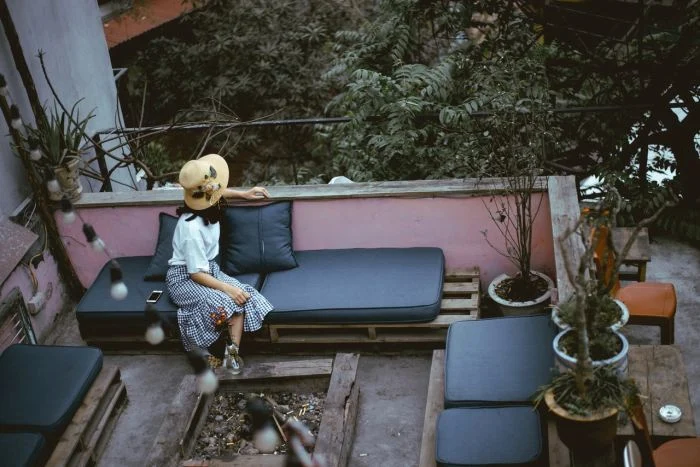 1 femeie pe terasa jpg jpeg