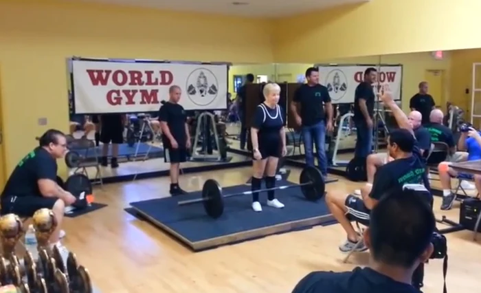 
    Edith Traina (94 de ani) ridică greutăți cot la cot cu mai mulți culturiști de la o sală de fitnessfoto: captură video  