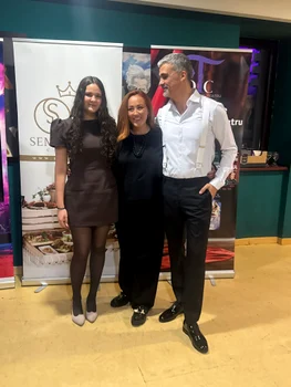 În culise, după spectacol, Nidia a fost felicitată de colegii ei și de familia lui Aurelian Temișan