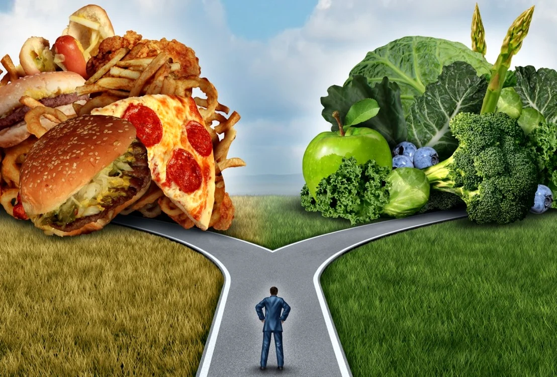 Produse fast-food versus legume si fructe FOTO: Shutterstock