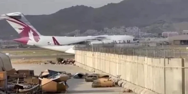Primul avion care a aterizat pe aeroportul din Kabul are la bord o echipă tehnică din Qatar FOTO via NEWS.RO