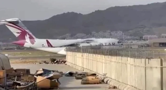 Primul avion care a aterizat pe aeroportul din Kabul are la bord o echipă tehnică din Qatar FOTO via NEWS.RO