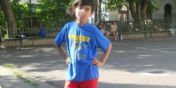 Fetiţa a fost luată din faţa blocului şi ademenită în apartamentul pompierului