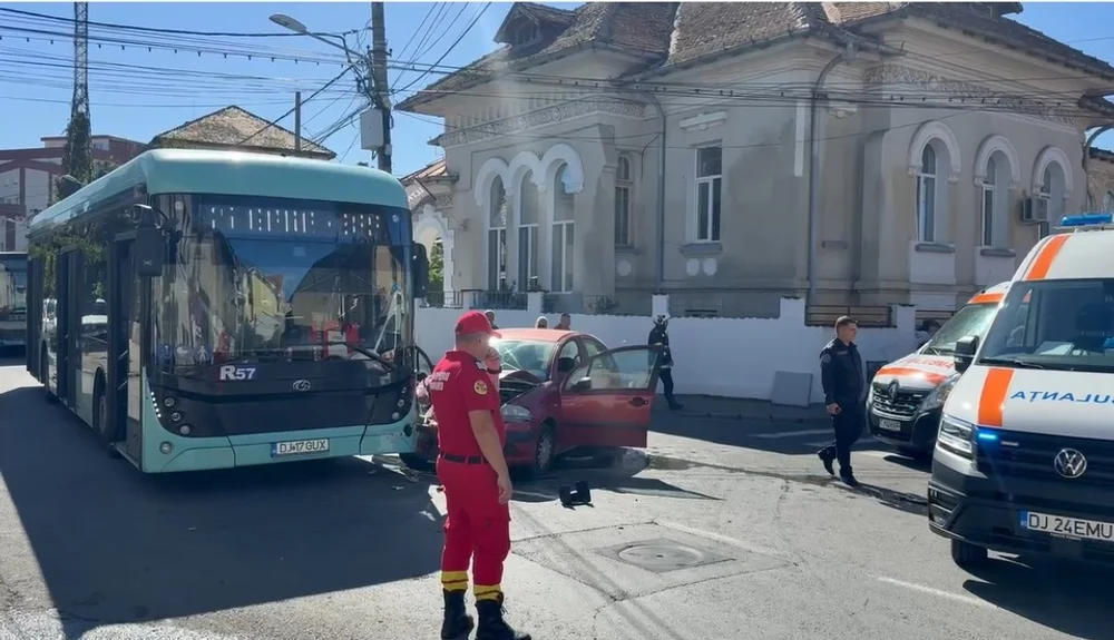 Accident cu trei victime, una încarcerată, în Craiova. Un șofer de 80 de ani a intrat cu mașina într-un autobuz