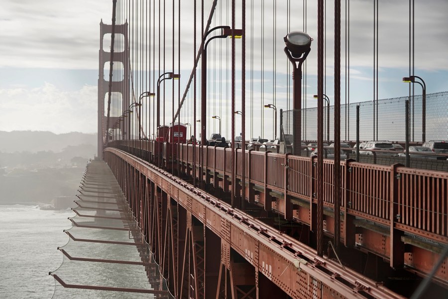 O plasă de prevenire a sinuciderilor a fost instalată pe Podul Golden Gate din San Francisco după 87 de ani