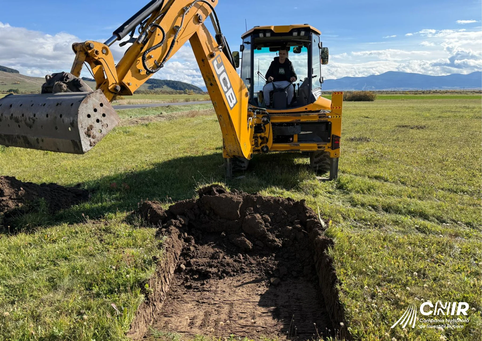 Au început lucrările pe lotul 2A Ditrău–Grințieș, parte din Autostrada A8. Lungimea totală a tunelurilor și viaductelor ajunge la 21 de kilometri