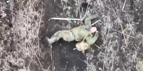 Soldat rus in cârje  FOTO captura X jpeg