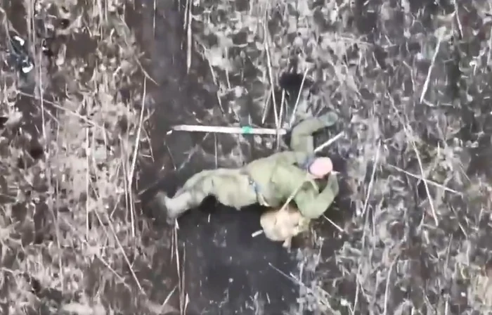 Soldat rus in cârje. FOTO captura X