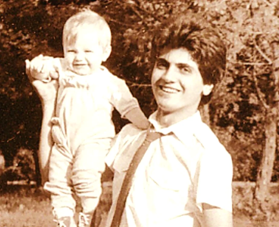 Alături de tatăl ei, Gigi.  Pe vremea când era  doar un bebeluş...