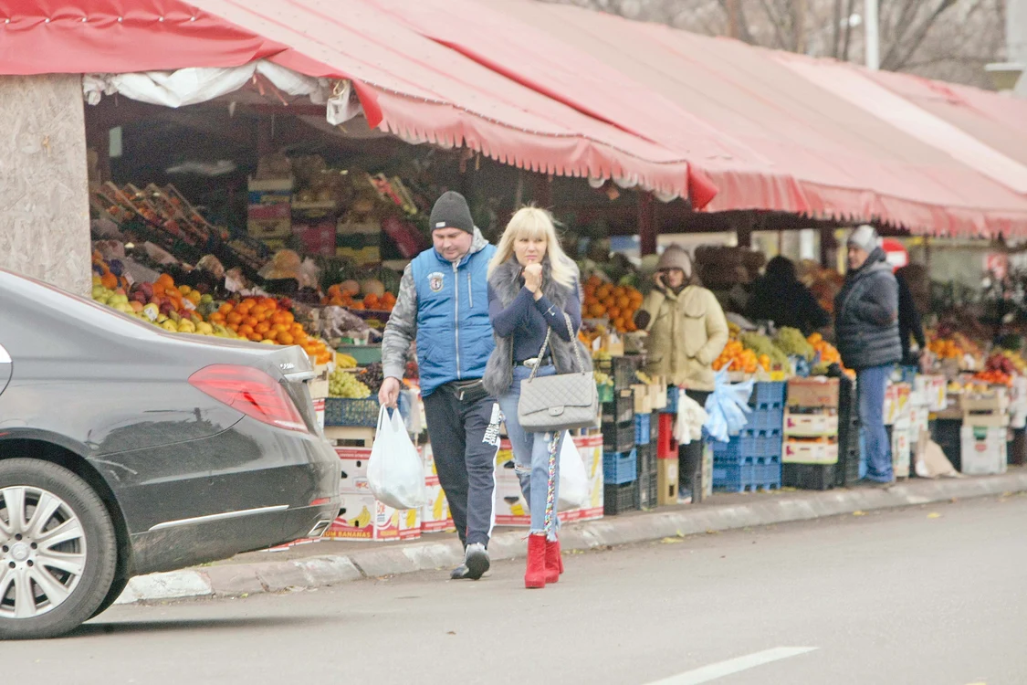 Vânzătorul a fost mai mult decât un gentleman. S-a oferit să îi care sacoșele până la portbagaj, când a văzut-o pe doamna Udrea cum tremură de frig. Ținuta cu vestuță de blană și geanta de 5.000 de euro nu i-au ținut de cald