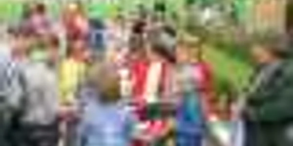 Copiii au vândut jucării pentru a ajuta o fetiţă
