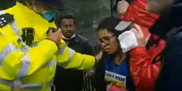 femeie cu tricou charlie hebdo ranita in londra foto captura video