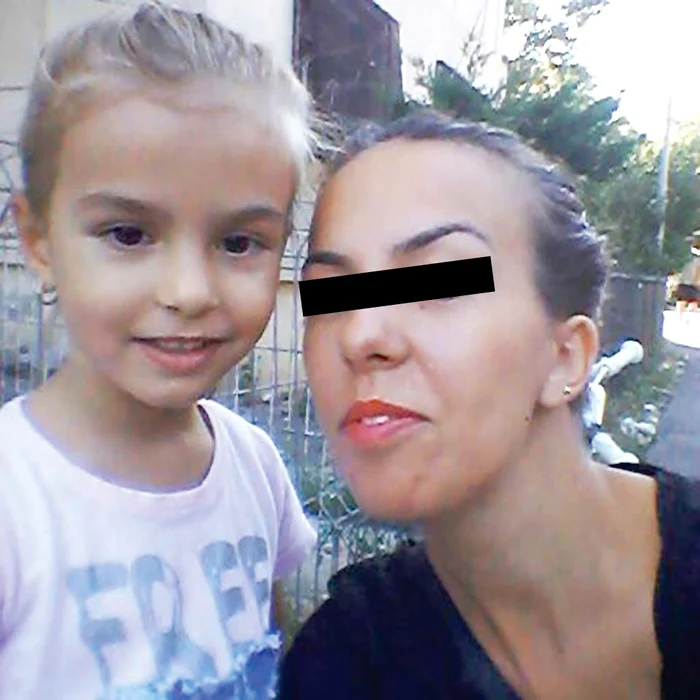 
    Distruse de durere, rudele pregăteau mormântulFoto: Sever Gheorghe   