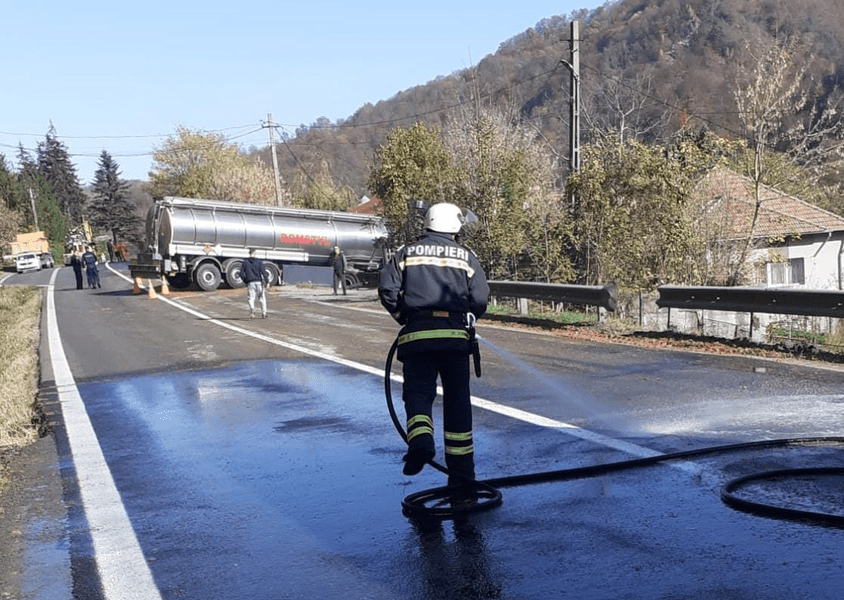 Trafic blocat pe Valea Oltului. Cisternă ieșită în decor din cauza borhotului scurs pe carosabil