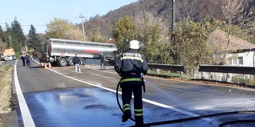 Cisternă ieșită în decor pe Valea Oltului din cauza borhotului scurs pe carosabil Foto ISU Vâlcea jpeg