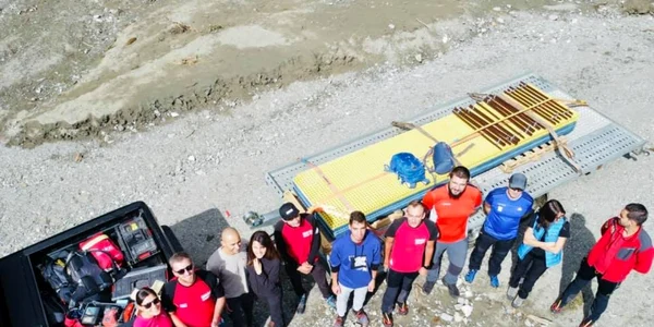 Salvamontiştii au reparat singuri punctele de trecere peste apă. Foto