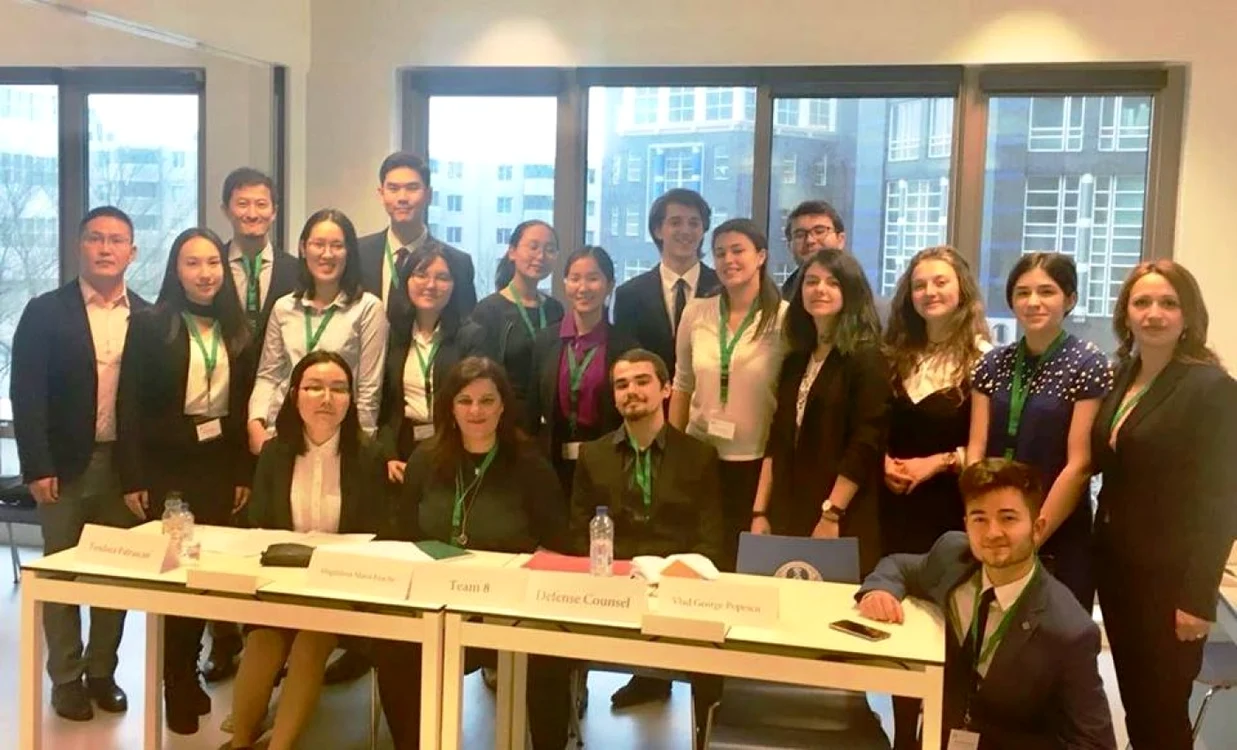 Cazul dezbătut de elevii români în competiţia International Moot Court a fost elaborat de avocaţii din Haga şi din S.U.A.