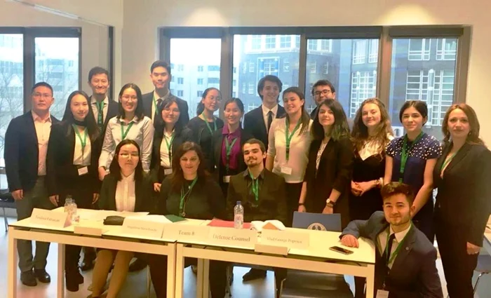 Cazul dezbătut de elevii români în competiţia International Moot Court a fost elaborat de avocaţii din Haga şi din S.U.A.