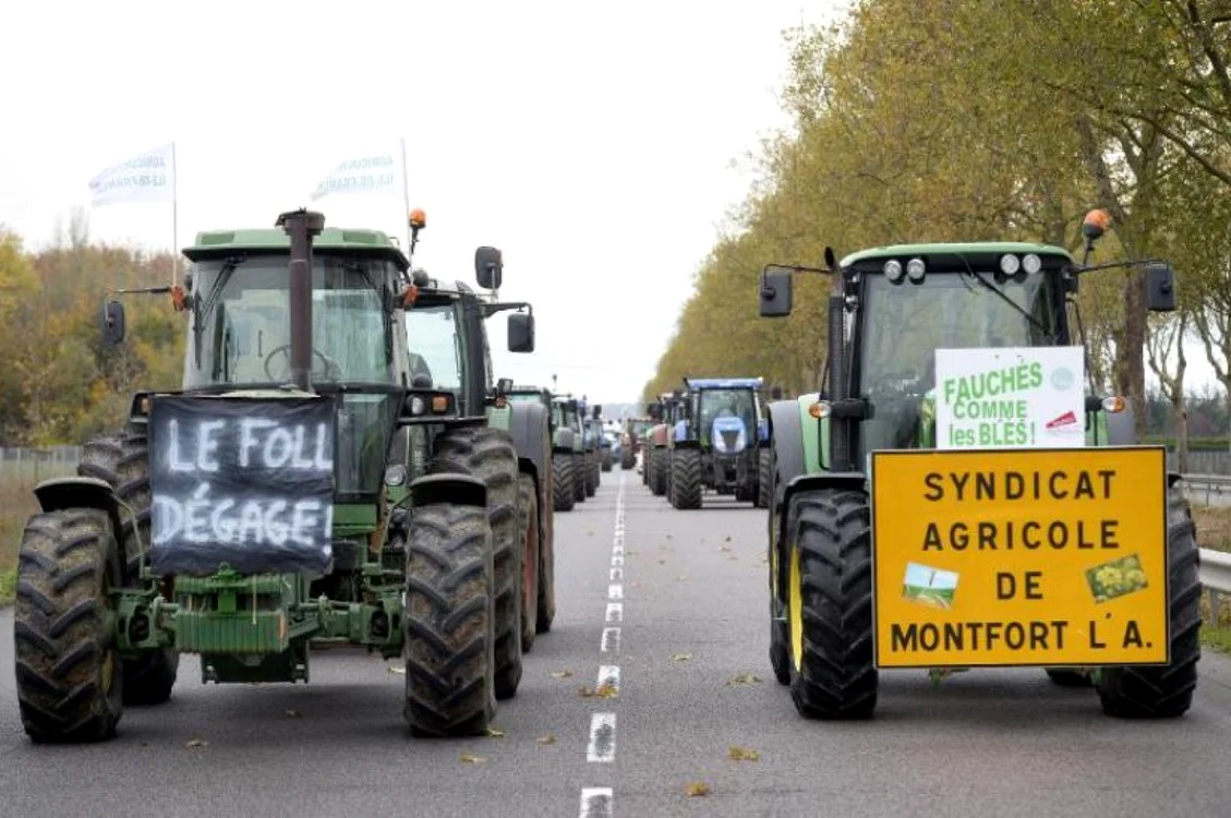 Fermierii farncezi au venit cu utilajele agricole la Paris FOTO AFP