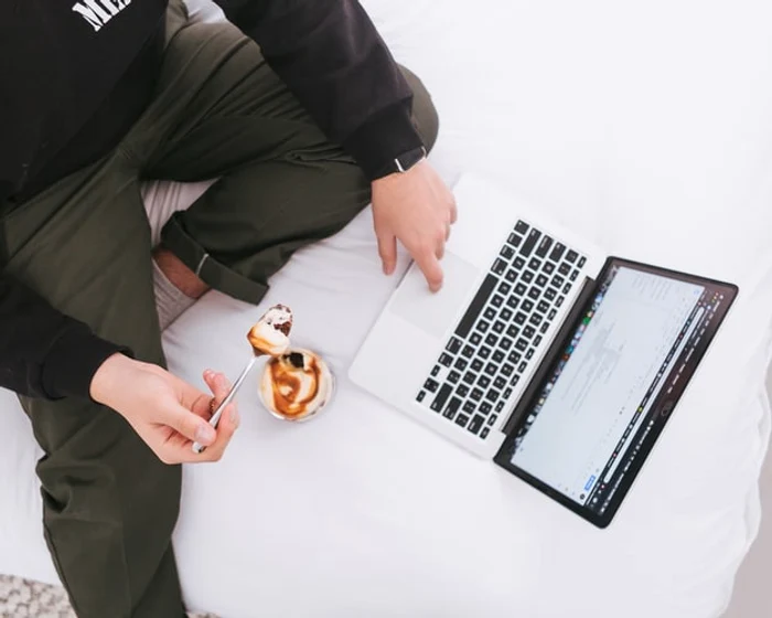Cand ai de muncă, de obicei ai tendința de a mânca ceva, chiar dacă nu îți este neapărat foameFOTO: Unsplash.com