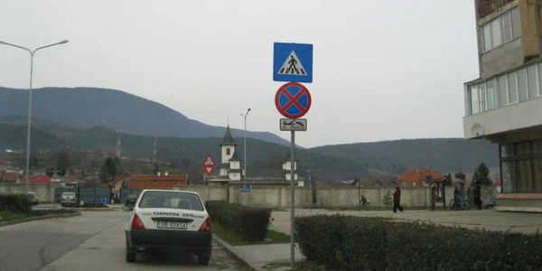 Firma a amplasat mai multe semne de staţionare interzisă, neavând avizul comisiei de circulaţie. 