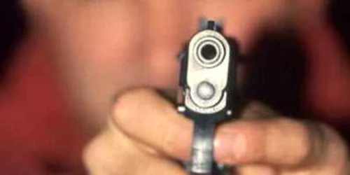 Poliţistul a ripostat, se pare, după ce a fost atacat cu pietre de victima sa