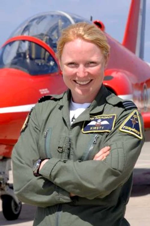 
    Căpitanul Kirsty Moore, de 31 ani, este prima femeie care face parte din Red Arrows  