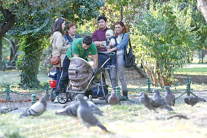 Ce poate fi mai romantic decât o plimbare cu barca pe lac, înconjuraţi de nuanţele calde ale toamnei?