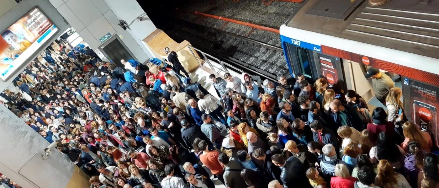 Aglomeratie metrou Piata Victoriei din Bucureşti FOTO Adrian Pogîngeanu