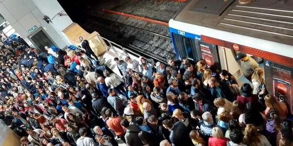 Aglomeratie metrou Piata Victoriei din Bucureşti FOTO Adrian Pogîngeanu