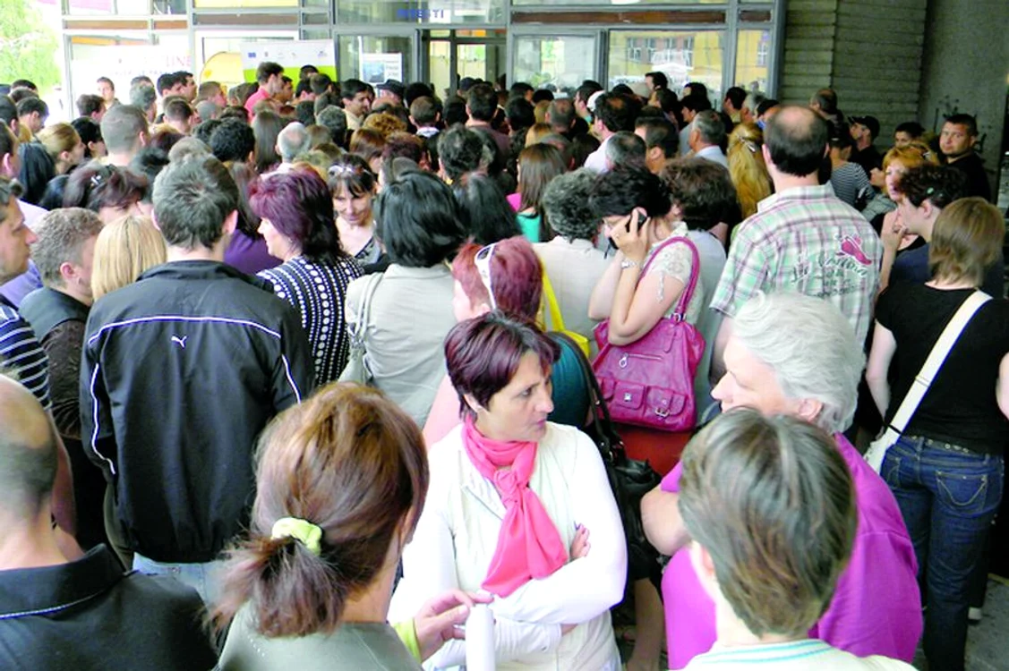 
    Sute de şomeri s-au îmbrâncit la  bursa locurilor de muncă din Piteşti  