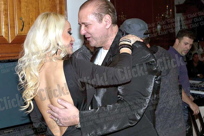 Îl susține  moral pe tânăr